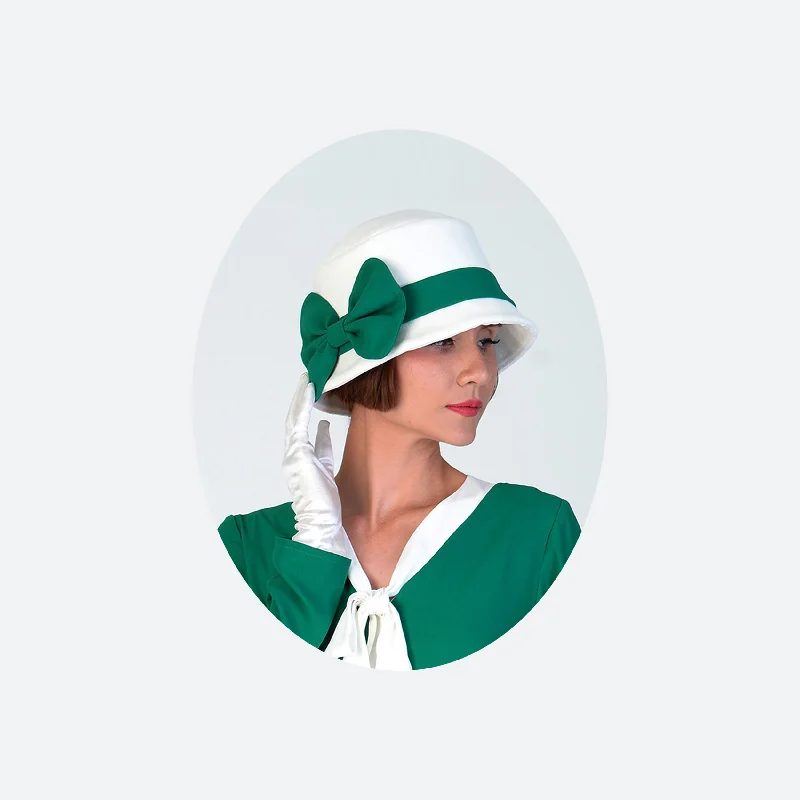 1920s cloche hat in off-white cotton and green ribbon