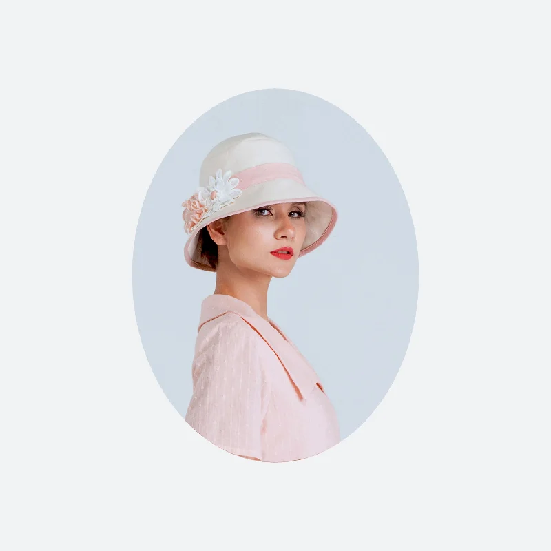 Cloche hat in natural cotton and peach trims