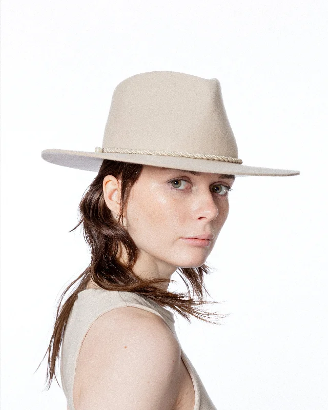 WHITE FELT HAT